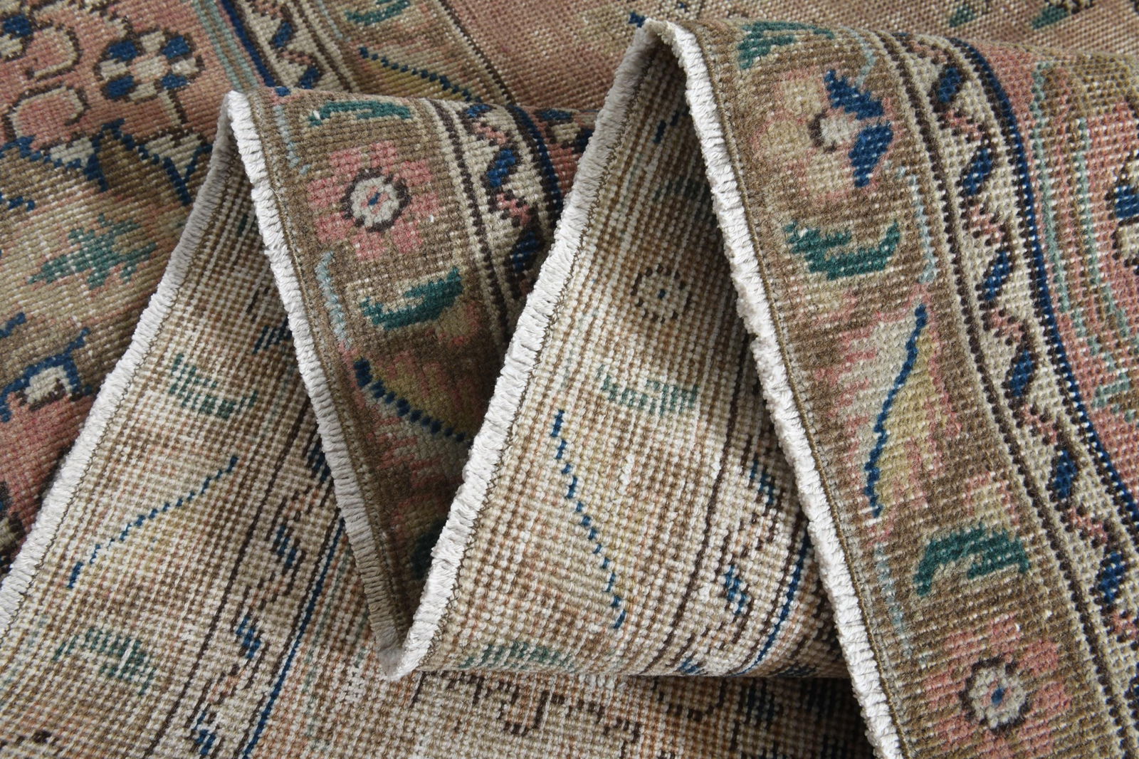 9'4x12'4 ft, PERSIAN ANTIQUE RUG: Title: 9'4x12'4 ft, PERSIAN ANTIQUE RUGOridign: Turkey Date/Period: 1960 - 1970 Materials: Wool and Cotton Size: Width: 9.4 feet Length: 12.4 feet Provenance: This Turkish one-of-a-kind Anatolian Vint