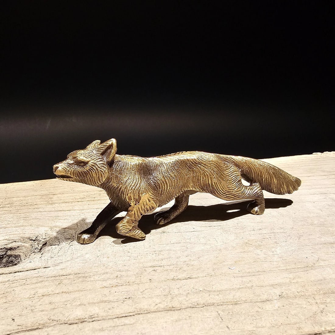 5 1/2" Brass Fox Paperweight Desk Statue: 2? tall, 5-1/2? long, 1? wide Very accurate and well made reproduction of an antique paperweight. All solid brass, darkened to look old. Certainly easy to wonder its age Reserve: $20.00 Shipping: Dome