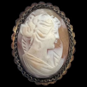 Vintage Scalloped Edge Shell Cameo Brooch/ Pendant