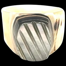 Vintage Shell /Mother of Pearl Signet Style Ring