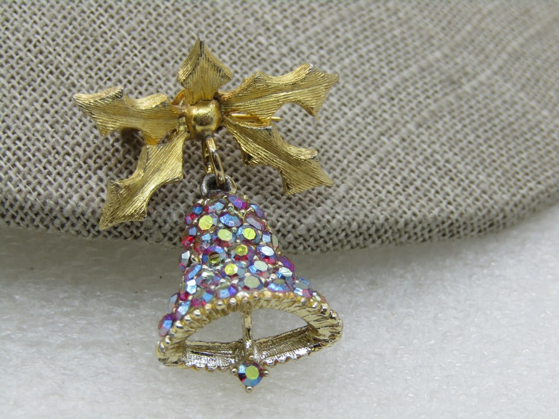 Commerorative Bicentennial Numbered Coin/Pendant &Bicentennial Sunbury, PA Coin: Vintage Dodd's Holly & Bell Brooch, Aurora Borealis Rhinestones, 1960's 1.5". Textured and satiny gold tone holly with red aurora borealis encrusted rhinestone bell with rhinestone in clapper. 1960's.