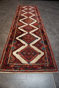 Persian Koliai Rug – Hand-knotted Original from Iran: Title: Persian Koliai Rug &#8211; Hand-knotted Original from Iran DescriptionPersian Koliai Rug &#8211; Hand-knotted Original from IranFor sale is a genuine hand-knotted Koliai rug from western Iran.