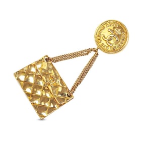 CHANEL Classic Flap gold-plated brooch.