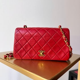 CHANEL Classic Flap Vintage Bag 19 cm in Red Leather with Gold Finishing