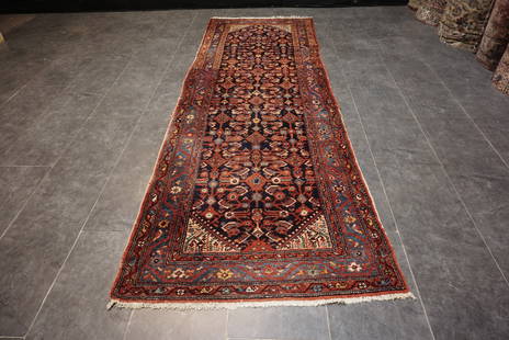 Antique Handwoven Malayer Rug from Iran – Tribal Elegance & Timeless Character: Title: Antique Handwoven Malayer Rug from Iran &#8211; Tribal Elegance & Timeless Character DescriptionAntique Handwoven Malayer Rug from Iran &#8211; Tribal Elegance & Timeless CharacterFor sale is a