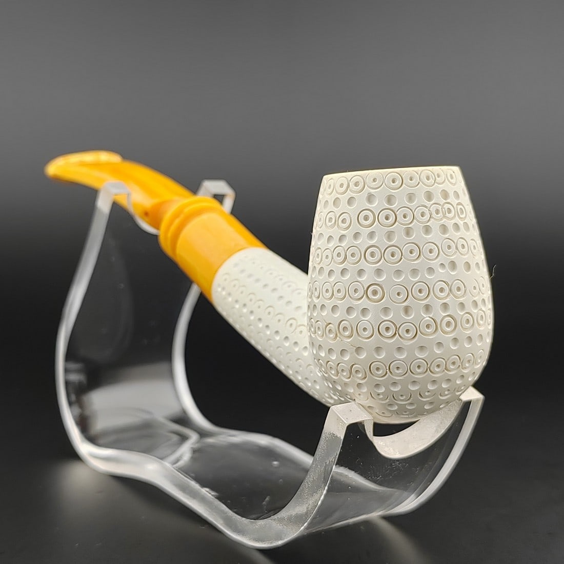 Classic Lattice Meerschaum Pipe: Title: Classic Lattice Meerschaum Pipe Materials: Meerschaum Dimension: 5.3 inch (13.5cm) Additional Information: Classic Lattice,Hand carved Meerschaum Pipe. Made in Turkey,Eskisehir by Meerschaum Ca