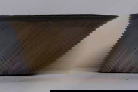 Vintage Rörstrand art pottery bowl by Gunnar Nylund, brown glaze. Perfect condition, 1. factory: art pottery bowl by Gunnar Nylund, brown glaze. Here you are offered a vintage Rörstrand art pottery bowl by Gunnar Nylund, brown glaze. 1960s. Size : 14 ½ cm. long. 7 cm. in heights. Reserv