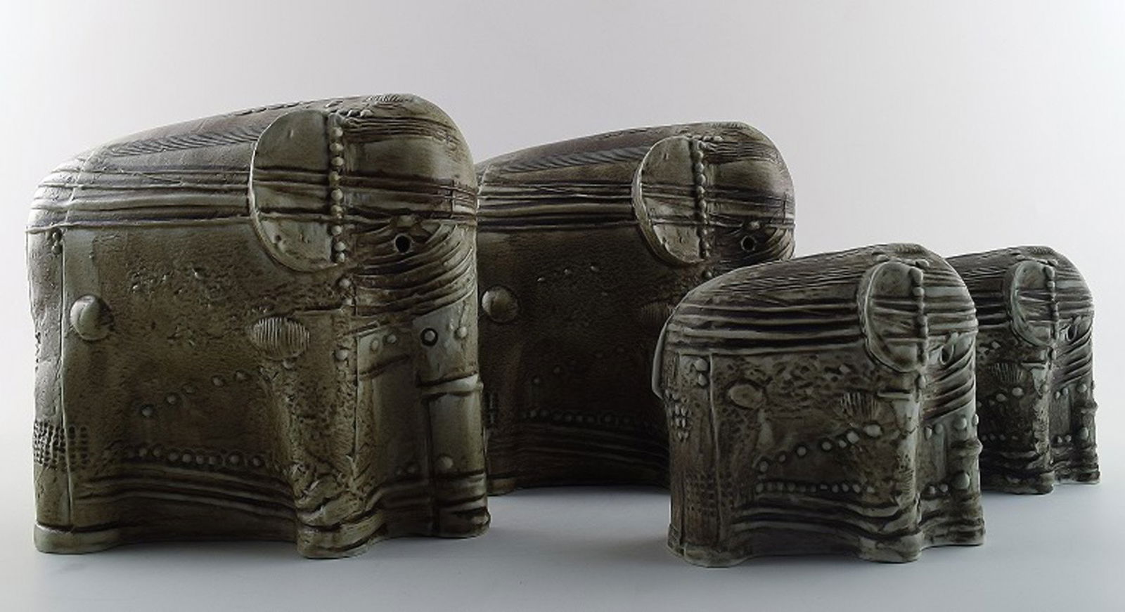 Rorstrand Bertil Vallien four elephants, ceramics.: Rorstrand Bertil Vallien four elephants, ceramics. The largest measures 21 x 19 cm. In very good condition. Marked. Reserve: $763.00 Shipping: Domestic: Shipping rates are determined by destination I