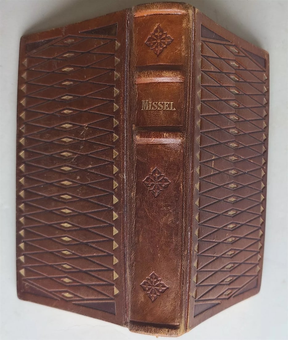 1934 MISSAL in FRENCH antique BEAUTIFULLY ILLUSTRATED MISSEL du CREDO: MISSEL du CREDO Turnhout (Belgique); 1934 Size 3 3/4 by 6 1/4" 384 pp, each page is beautifully illustrated with pictorial frame Original embossed leather . Gilt edges. Very good condition, minor wear