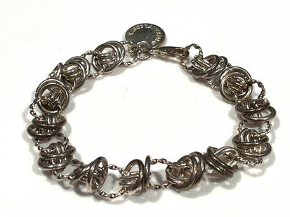 Sterling Silver Circle Charm Bracelet: Title: Sterling Silver Circle Charm Bracelet Description: Sterling Silver Circle Charm Bracelet Hallmarked: 925 Weighs 11.9 grams Measures 8.5 inches length Date/Period: Estate Materials: Hallmarked:
