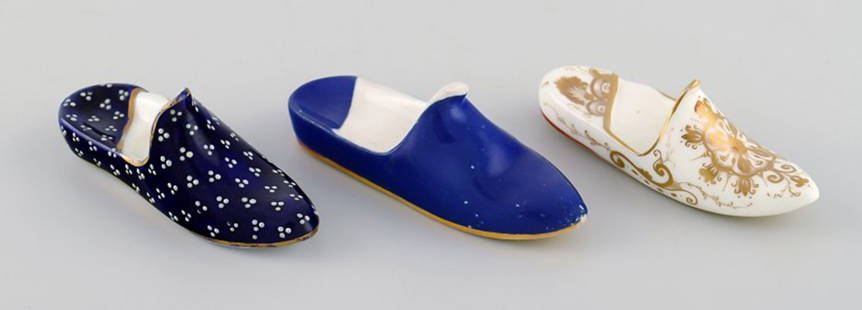 Three antique Meissen slippers in hand-painted porcelain. 19th century.: Three antique Meissen slippers in hand-painted porcelain. 19th century. Largest measures: 9.5 x 3.5 cm. In excellent condition. Unstamped. Reserve: $238.00 Shipping: Domestic: Shipping rates are deter