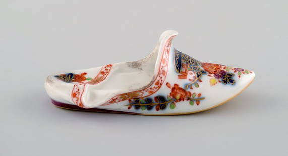 Antique Meissen slipper in hand-painted porcelain with floral motifs and gold edge. Early 19th: Antique Meissen slipper in hand-painted porcelain with floral motifs and gold edge. Early 19th century. Measures: 9.5 x 3,5 cm. In excellent condition. Stamped. Marcolini period 1774-1814 1st factory