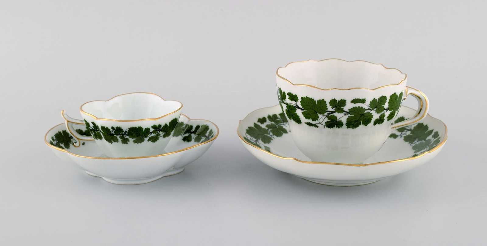 Meissen Green Ivy Vine Leaf mocha and tea cup in hand-painted porcelain with gold edge. 1920s / 30s.: Meissen Green Ivy Vine Leaf mocha and tea cup in hand-painted porcelain with gold edge. 1920s / 30s. The teacup measures: 9 x 6.5 cm. Saucer diameter: 14.8 cm. The mocha cup measures: 7 x 4.5 cm. Sauc