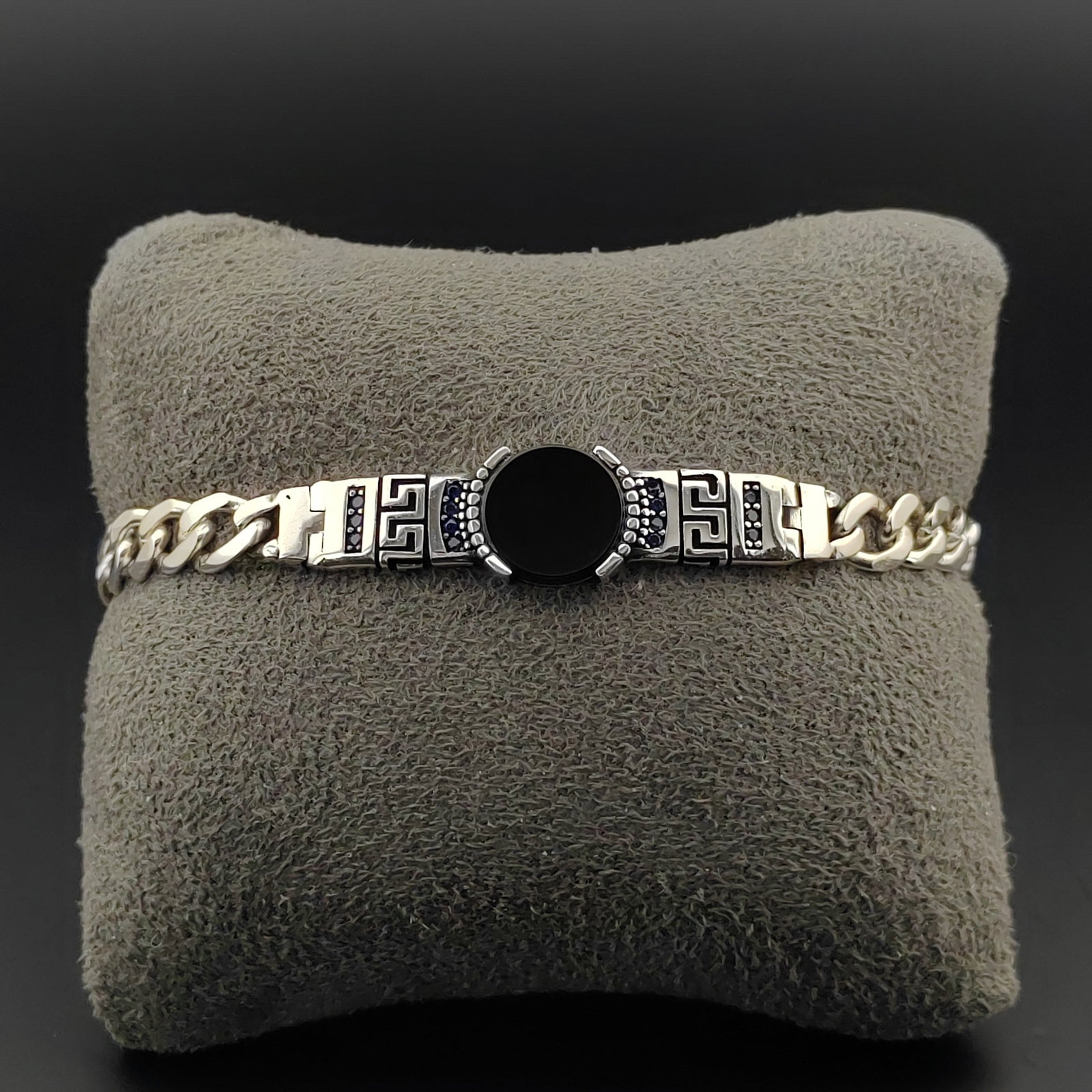 925 Sterling Silver Men's Bracelet: Title: 925 Sterling Silver Men's Bracelet Description: 925 Sterling Silver Men's Bracelet -Condition:New Weight:18.4g -Size:8.26 in(21cm) Link Width:0.27 inch (7mm) With Gift Box. Express Shipping.Car