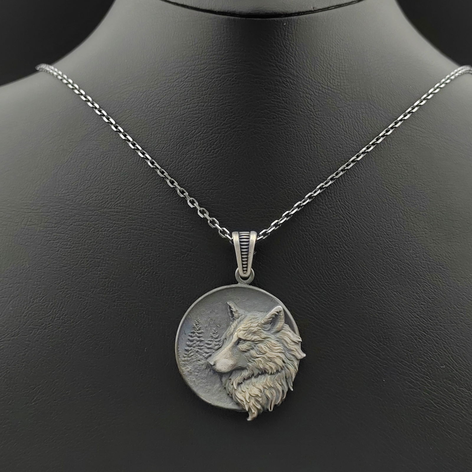 925 Silver Wolf Pendant with Chain (1 of 7)