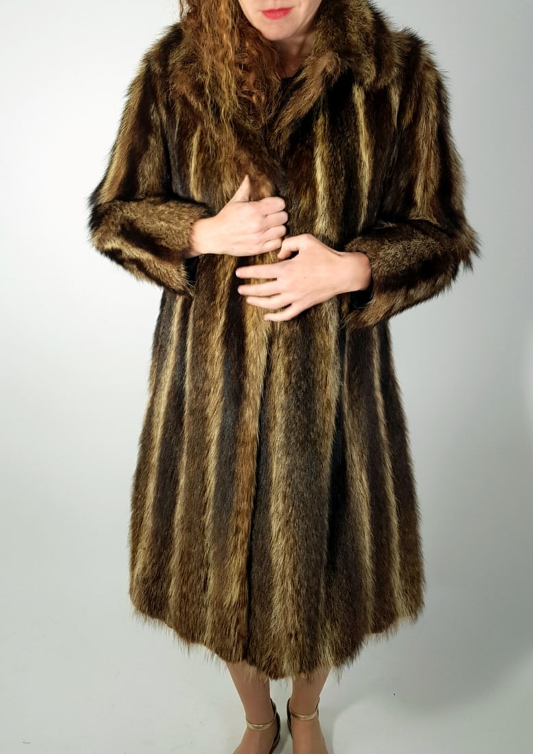 RACCOON FUR COAT EU:S US:8: Title: RACCOON FUR COAT EU:S US:8 Size/Dimensions: Aproximate size- EU: S; US: 8 : Important details: Length: 108cm/42.52in -Shoulders width:48cm/18.9in -Sleeve Length:58cm/22.83in -Bust size ( pit to