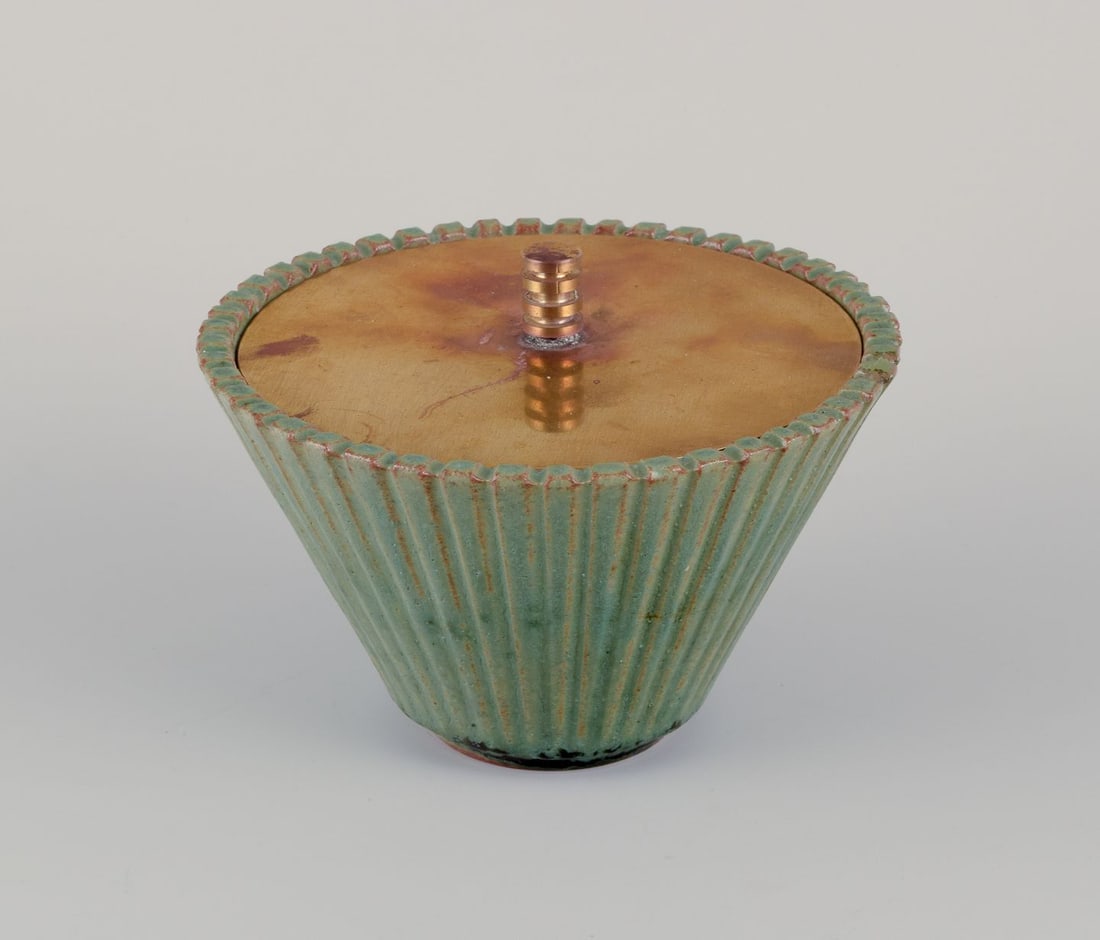 Arne Bang. Ceramic vase with lid in patinated brass. Mid-20th century.: Arne Bang. Ceramic vase with a lid in patinated brass. Signed AB 119. Mid-20th century. Beautiful glaze in green tones. In perfect condition. Dimensions: Diameter 14.0 cm x Height 10.5 cm with lid. Ar