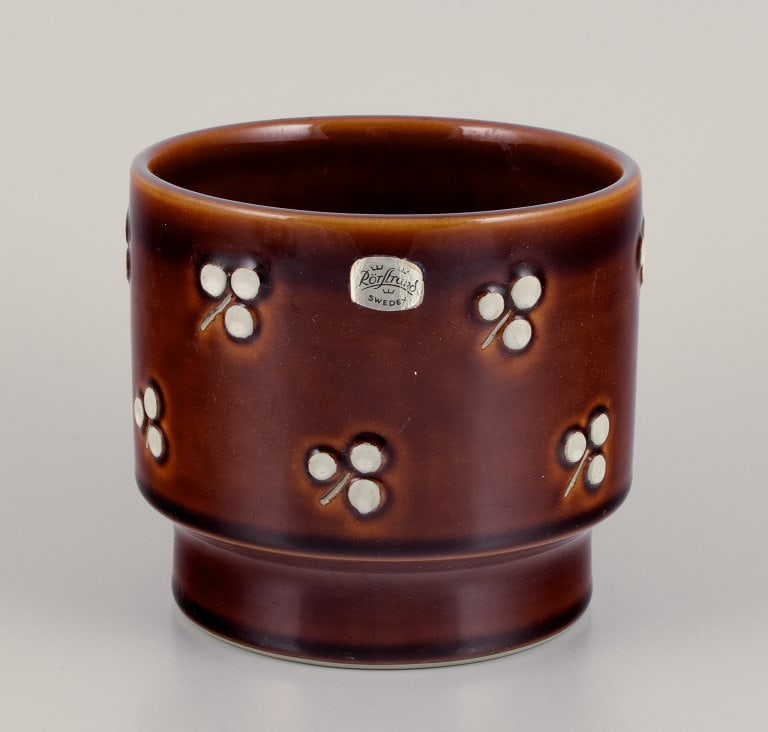 Sylvia Leuchovius (1915–2003) for Rörstrand Atelje. Ceramic pot in brown glaze.: Sylvia Leuchovius (1915–2003) for Rörstrand Atelje. Ceramic pot in brown glaze. Approximately from the 1970s. Stamped. With sticker. In perfect condition. Dimensions: Diameter 13.0 cm x Hei