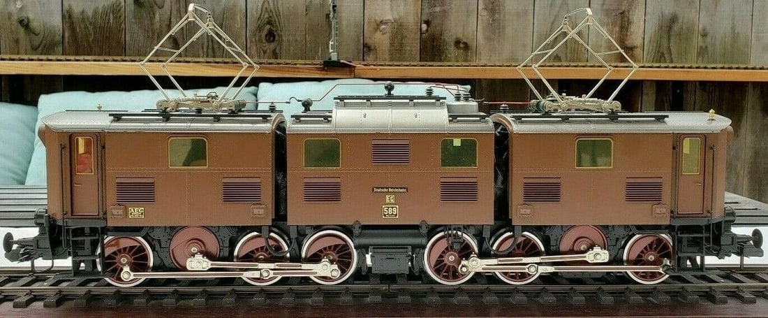 Marklin 5516 Scale E91 Electric Locomotive features 6 axles powered by means of 2 motors and side: Marklin 5516 Scale E91 Electric Locomotive features 6 axles powered by means of 2 motors and side rods, and 4 traction tires. The Doors can be opened. The diaphragms made of real leather. Also feature