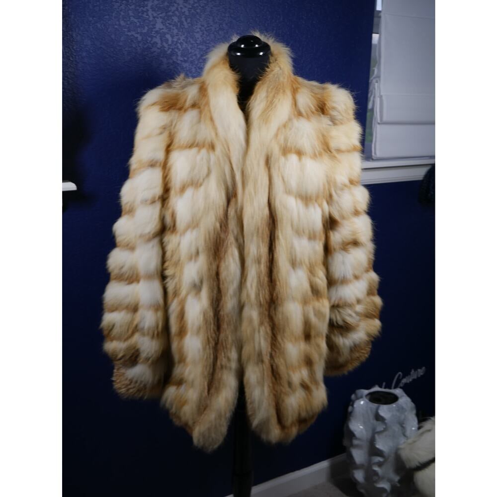 Gorgeous Directional Golden Island Fox Fur Coat Jacket: Here is a gorgeous Golden Island Fox fur coat, it has directional fur & Spiral sleeves. It is thinner strips of fur so it's a lighter weight. It is in great condition, no damage at all. Fur is buttery