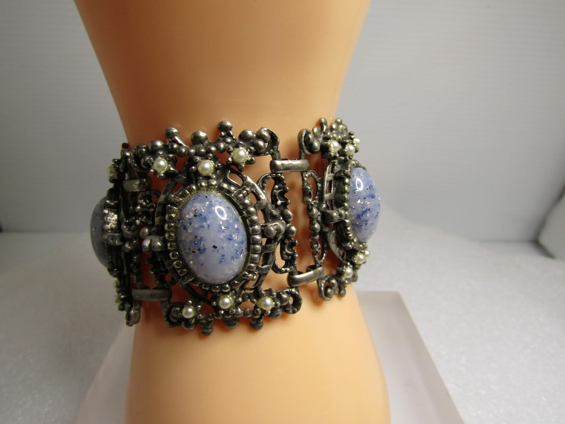 Vintage Wide Blue Glitter Link Bracelet, 7", Mid-Century: Vintage Wide Blue Glitter Link Bracelet, 7", Mid-Century. Silver tone with acrylic light blue oval glittered cabochons in the five links and faux pearls on each edge. It is appx. 1.5" wide with a ridg