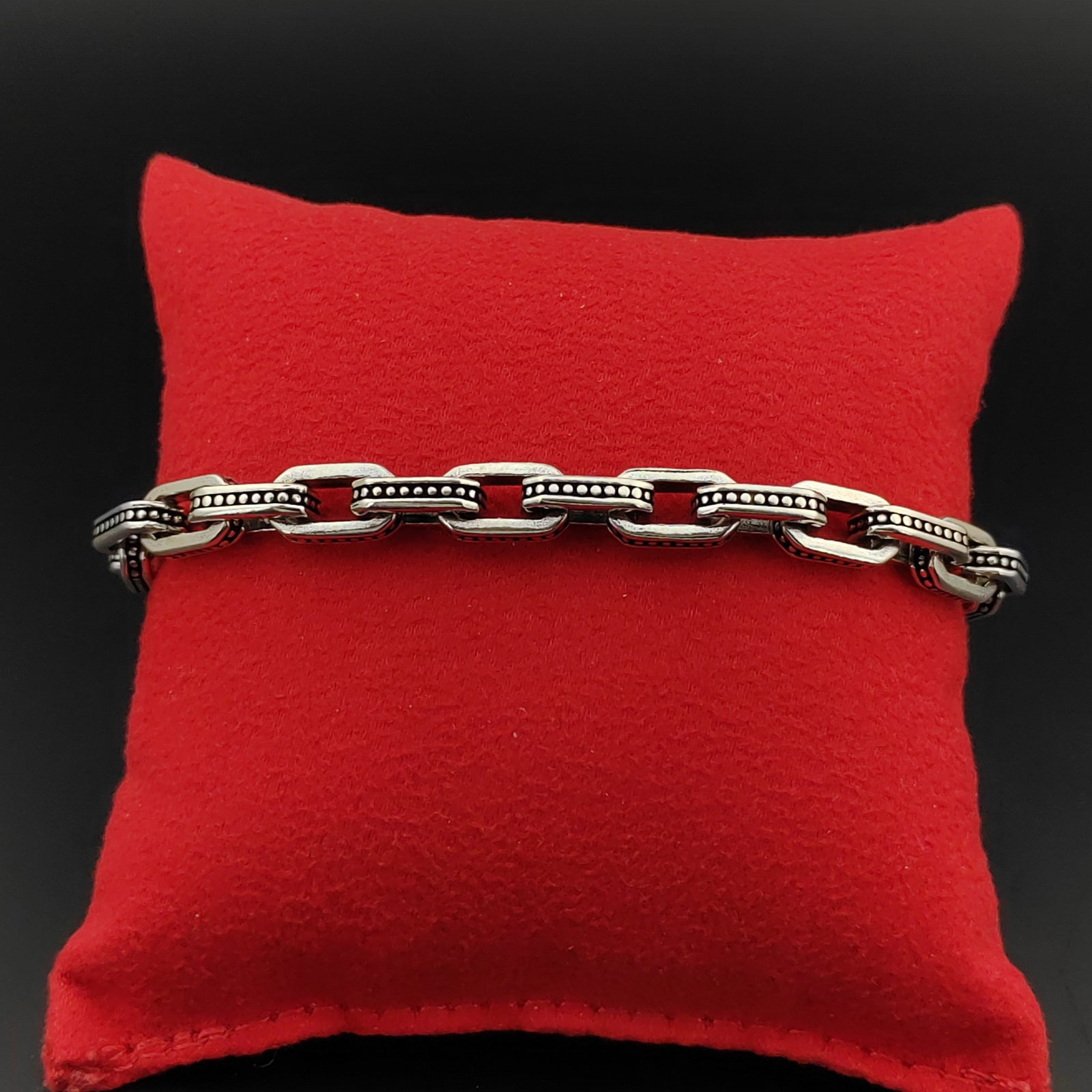 925 Sterling Silver Men's Bracelet: Title:925 Sterling Silver Men's Bracelet Description:925 Sterling Silver Men's Bracelet -Condition:New Weight:29.8g -Size:8.26 in(21cm) Link Width:0.26 inch (6.8mm) With Gift Box. Express Shipping.Car