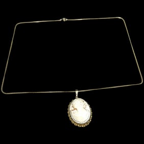 Vintage AMCO Shell Cameo Opening Locket Necklace