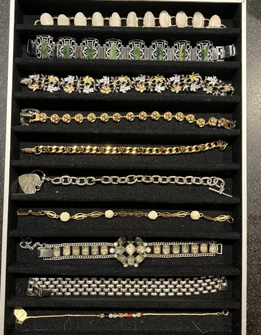 Vintage Costume Jewelry Bracelet Lot Unsigned & Signed: Title: Vintage Costume Jewelry Bracelet Lot Unsigned & Signed Description: Vintage Costume Jewelry Bracelet Lot Unsigned & Signed 10 Bracelets Weighs: 165 grams Date/Period: Vintage Materials: Varies 
