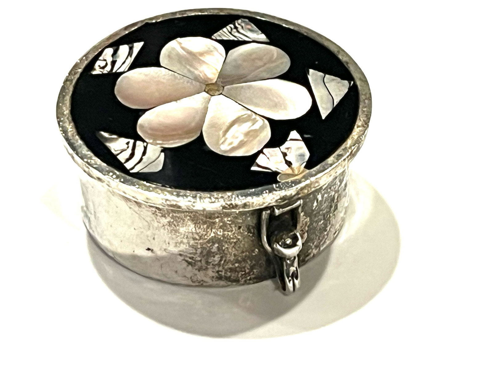 Vintage Mexican Alpaca Trinket Box with Inlaid Mother of Pearl: Title: Vintage Mexican Alpaca Trinket Box with Inlaid Mother of Pearl Description: Vintage Mexican Trinket Box with Inlaid Mother of Pear Hallmarked: Alpac Weighs 16 grams Measures Approx. 1.5-inch ci