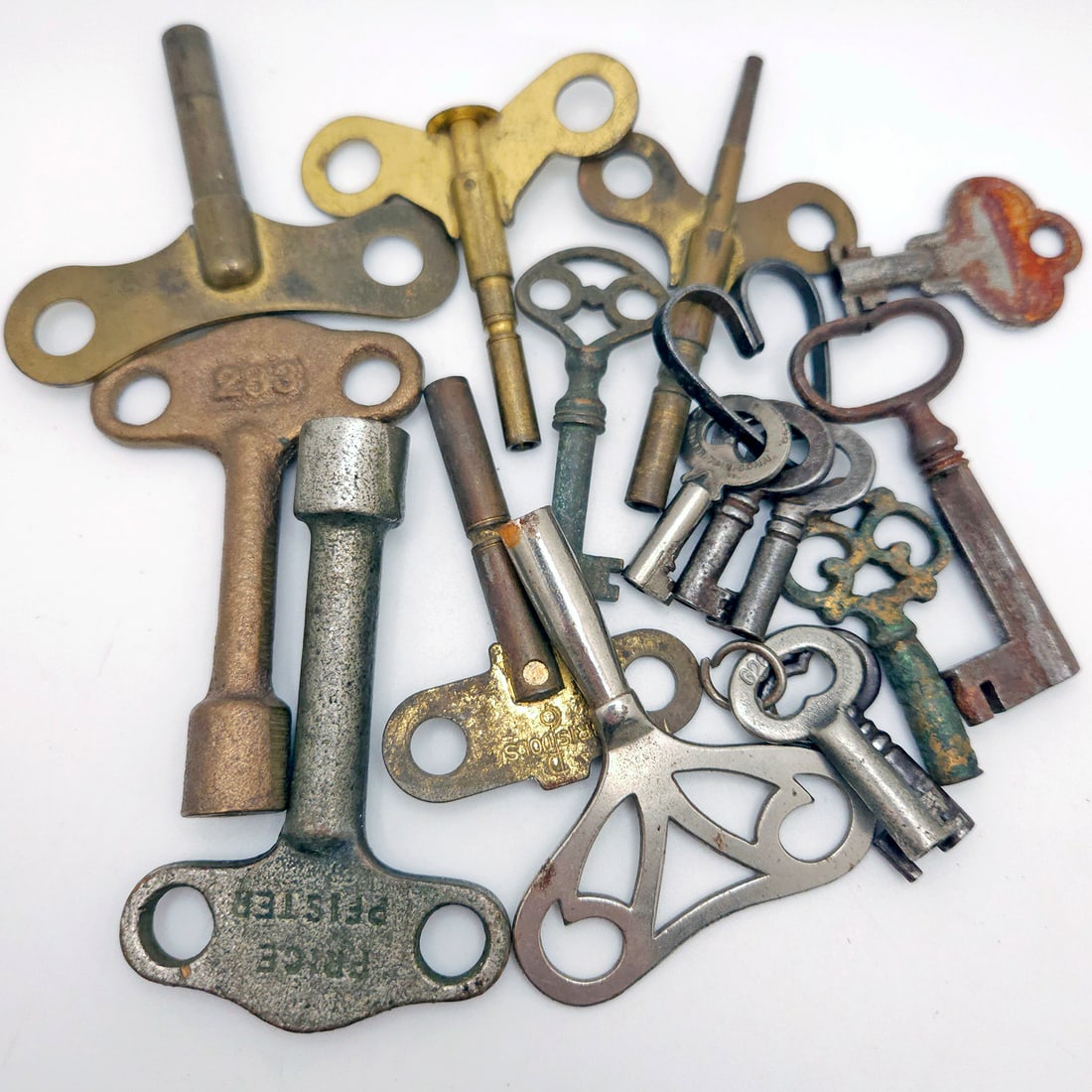 Nice Lot of Clock & Skeleton Keys (1 of 6)