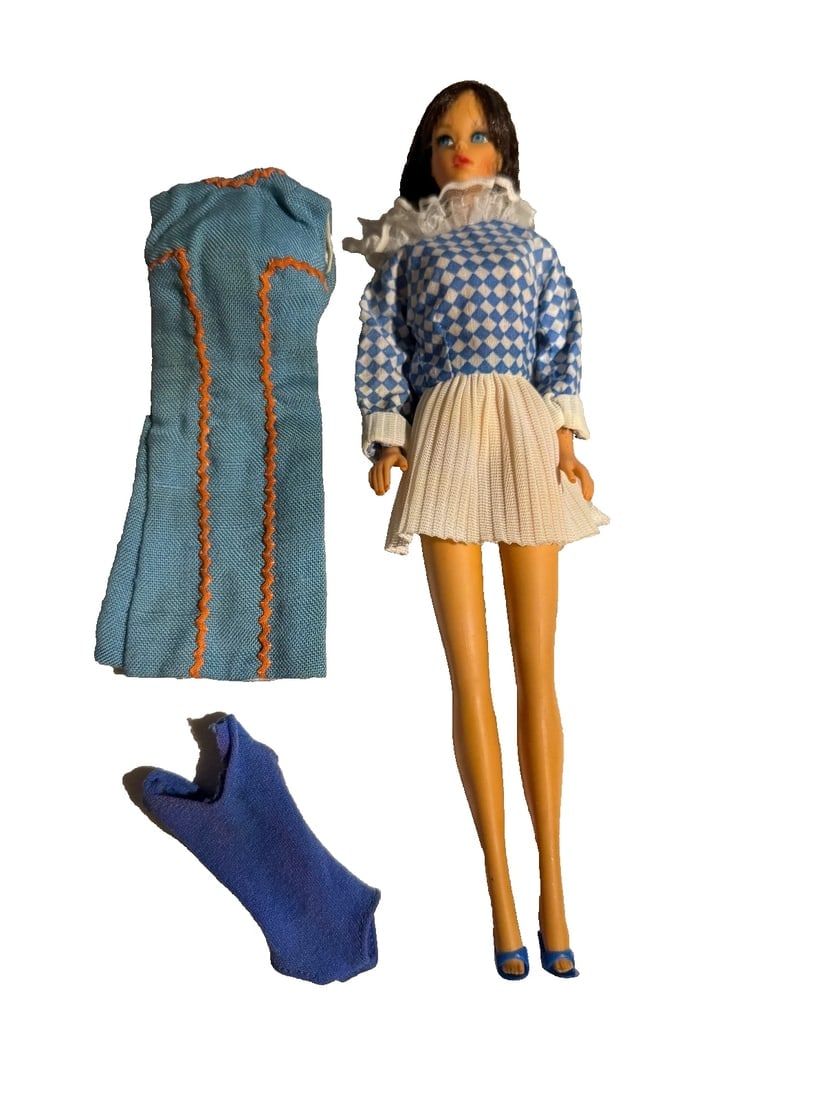 Vintage 1967 Mattel Barbie Doll Brunette Hair Fair Barbie w/ 2 dresses (1 of 20)