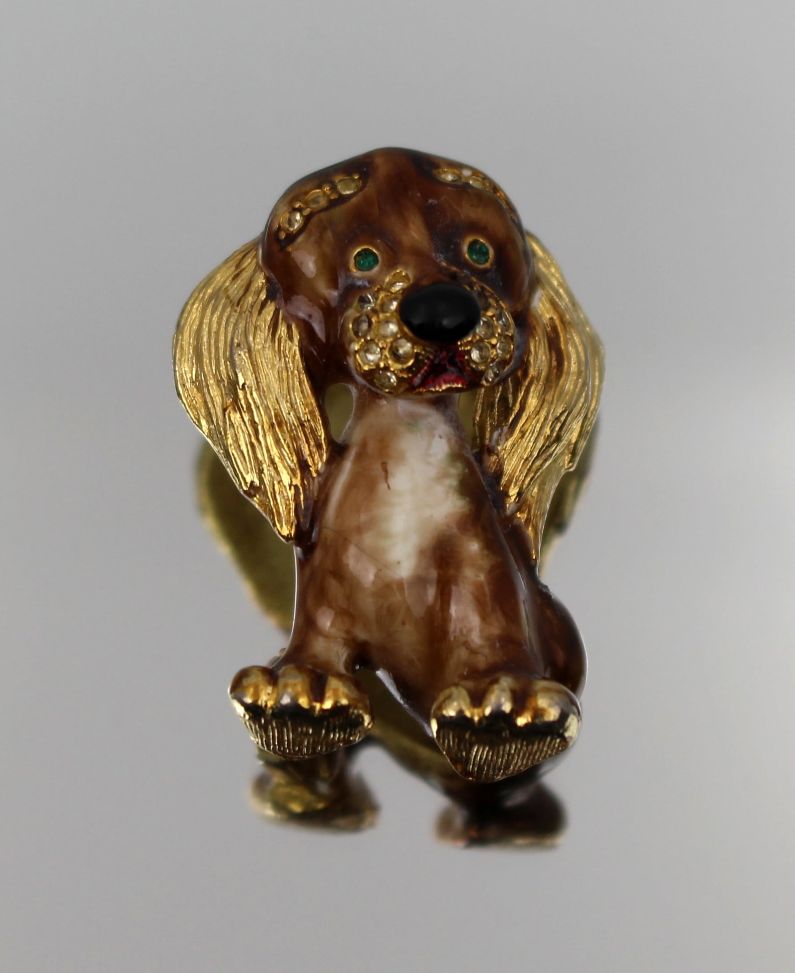 Charming Vintage Enamel Dog Brooch – Spaniel Design, Mid-20th Century: Title: Charming Vintage Enamel Dog Brooch – Spaniel Design, Mid-20th Century Description: Charming Mid-Century Enamelled Spaniel Brooch, c.1950 A well-crafted vintage brooch modelled as a seated