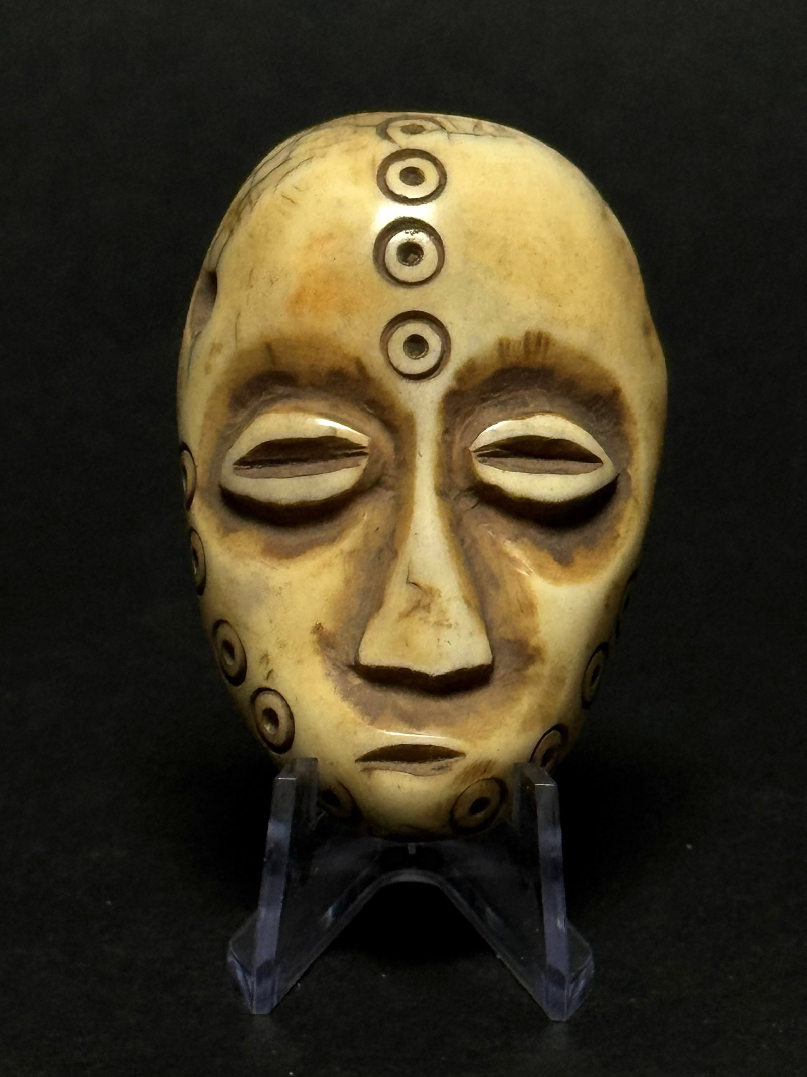 Ancient Ikhoko amulet + stand PENDE - DR Congo: Ikhoko pendants are crafted by the Pende people. Most of the Pende masks are carved in the Katundu style, which is the name of the very important chiefdom of this central region. The Ikhoko are the sm
