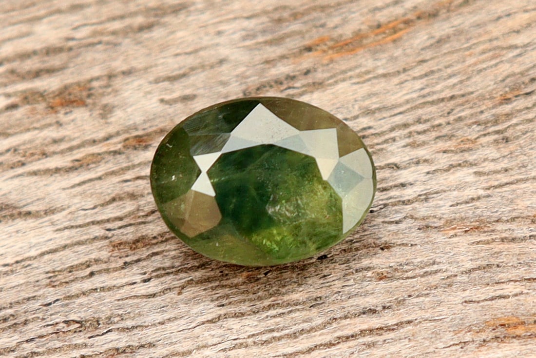 Natural green Teal Sapphire 1.49 carat: Title:Natural green Teal Sapphire 1.49 carat Description:Gemstone: Natural SapphireCarat Weight: 1.49Shape/Cut: Oval CutMeasurements: 7.31x5.46x3.69 mmColor: GreenTransparency: TransparentClarity : Th