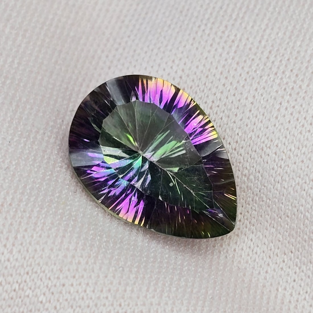 5.64 ct "Top Qulaity" Rainbow Mystic Quartz: Title: 5.64 ct "Top Qulaity" Rainbow Mystic Quartz Description:Gemstones: Natural Quartz / Carat Weights: 5.64 ct / Size or Dimensions: 13.90 X 9.90 X 6 mm / Treatment: Coated Materials &Techniques: Q