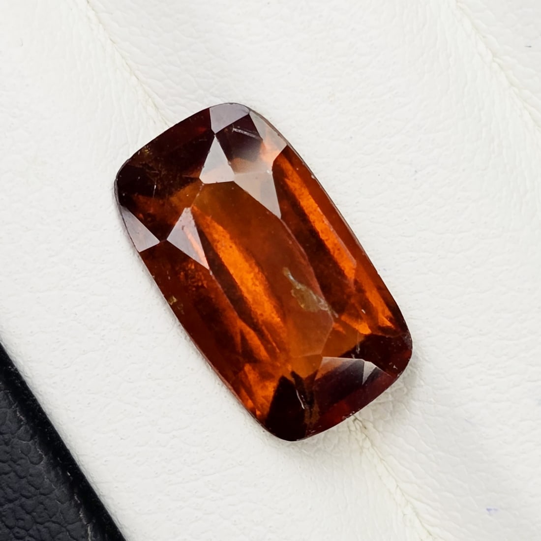 5.01 Ct Natural Hessonite Garnet: Title: 5.01 Ct Natural Hessonite Garnet Description:Gemstones: Natural Hessonite Garnet / Carat Weights: 5.01 ct / Size or Dimensions: 13.80 X 8 X 5.40 mm / Treatment: None Materials &Techniques: Garn