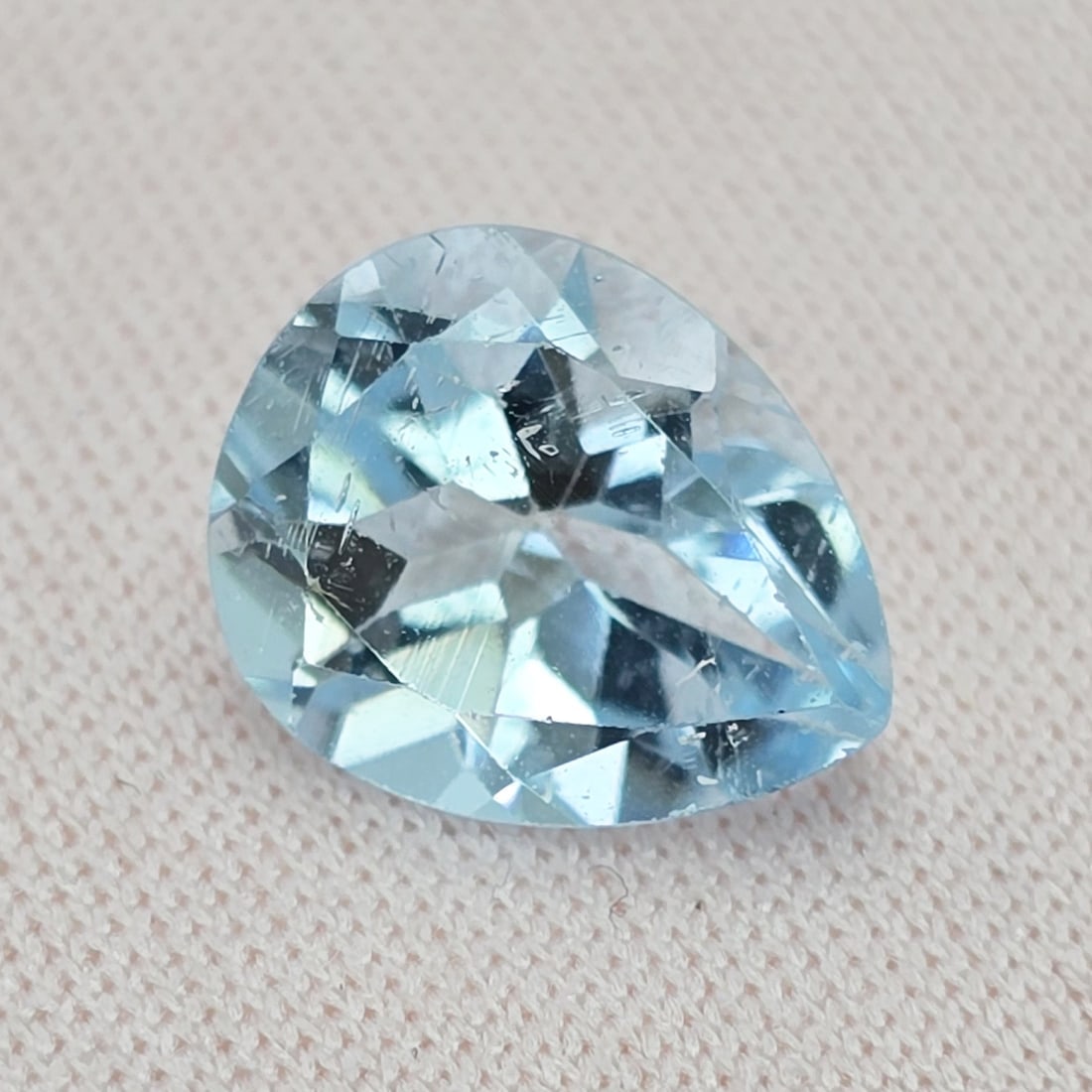 3.03 ct Natural Blue Topaz: Title: 3.03 ct Natural Blue Topaz Description:Gemstones: Natural Blue Topaz / Carat Weights: 3.03 ct / Size or Dimensions: 10 X 8 X 5.50 mm / Treatment: Irradiated Materials &Techniques: Topaz Reserve