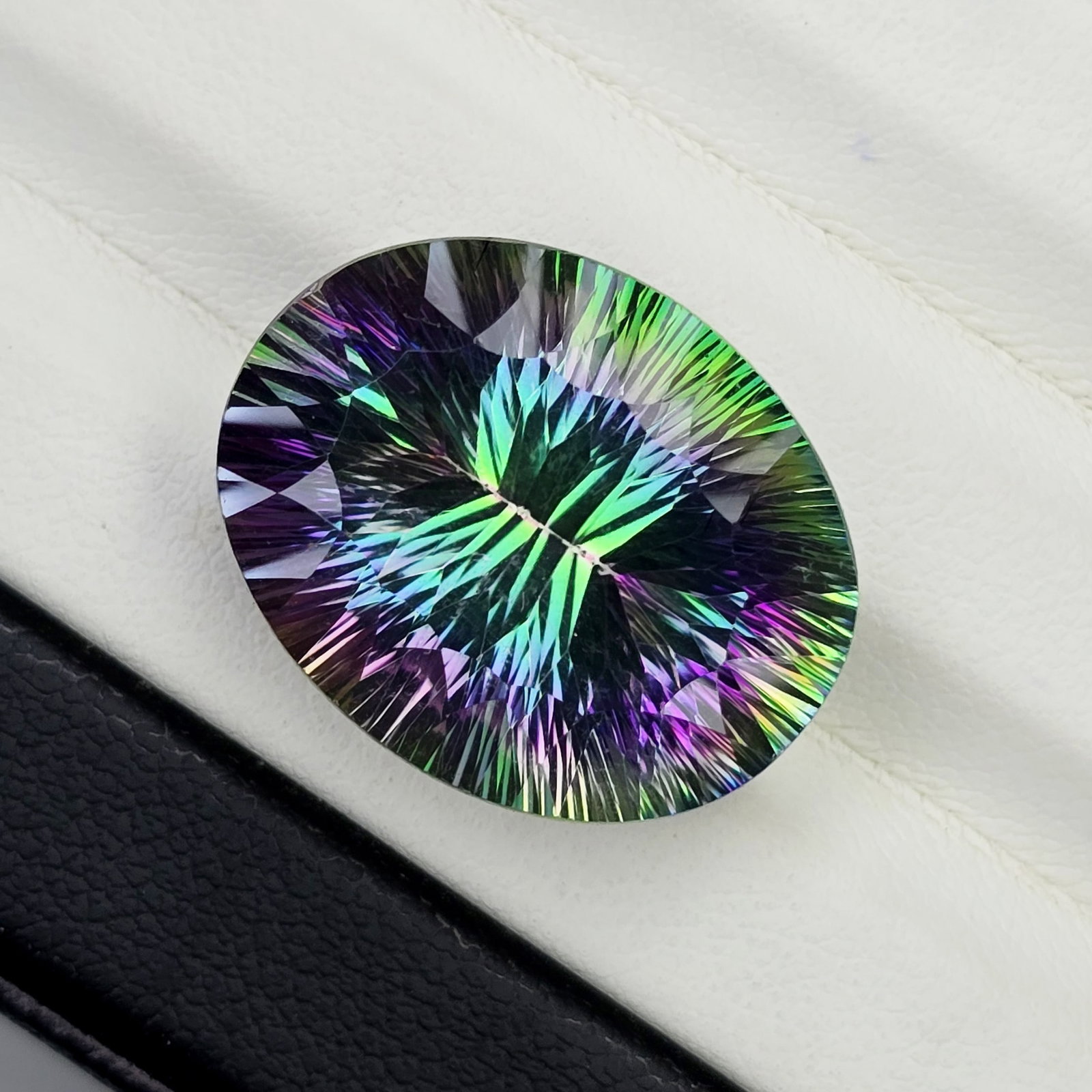 23.71 ct "Top Quality" Natural Rainbow Mystic Quartz: Title: 23.71 ct "Top Quality" Natural Rainbow Mystic Quartz Description:Gemstones: Natural Mystic Quartz / Carat Weights: 23.71 ct / Size or Dimensions: 20 X 16 X 10.80 mm / Treatment: Coated Material