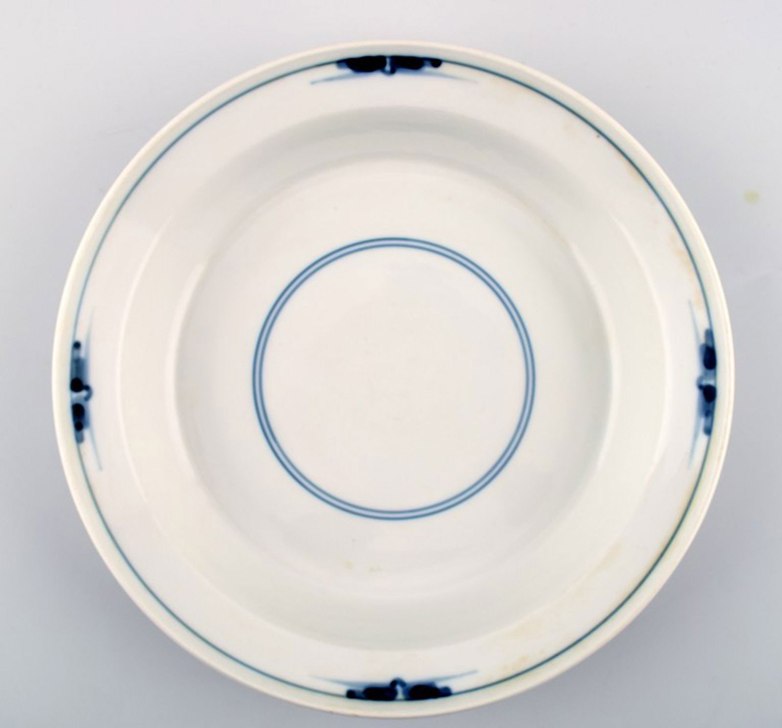 Royal Copenhagen Gemina, soup plate (41/14610) Gertrud Vasegaard. 3 pcs. in stock.: 3 Royal Copenhagen Gemina, soup plate (41/14610) Gertrud Vasegaard. In perfect condition, 1st. factory quality. Measures 24 cm. 5 cm. deep. 3 soup plates on stock. Reserve: $32.00 Shipping: Domestic: