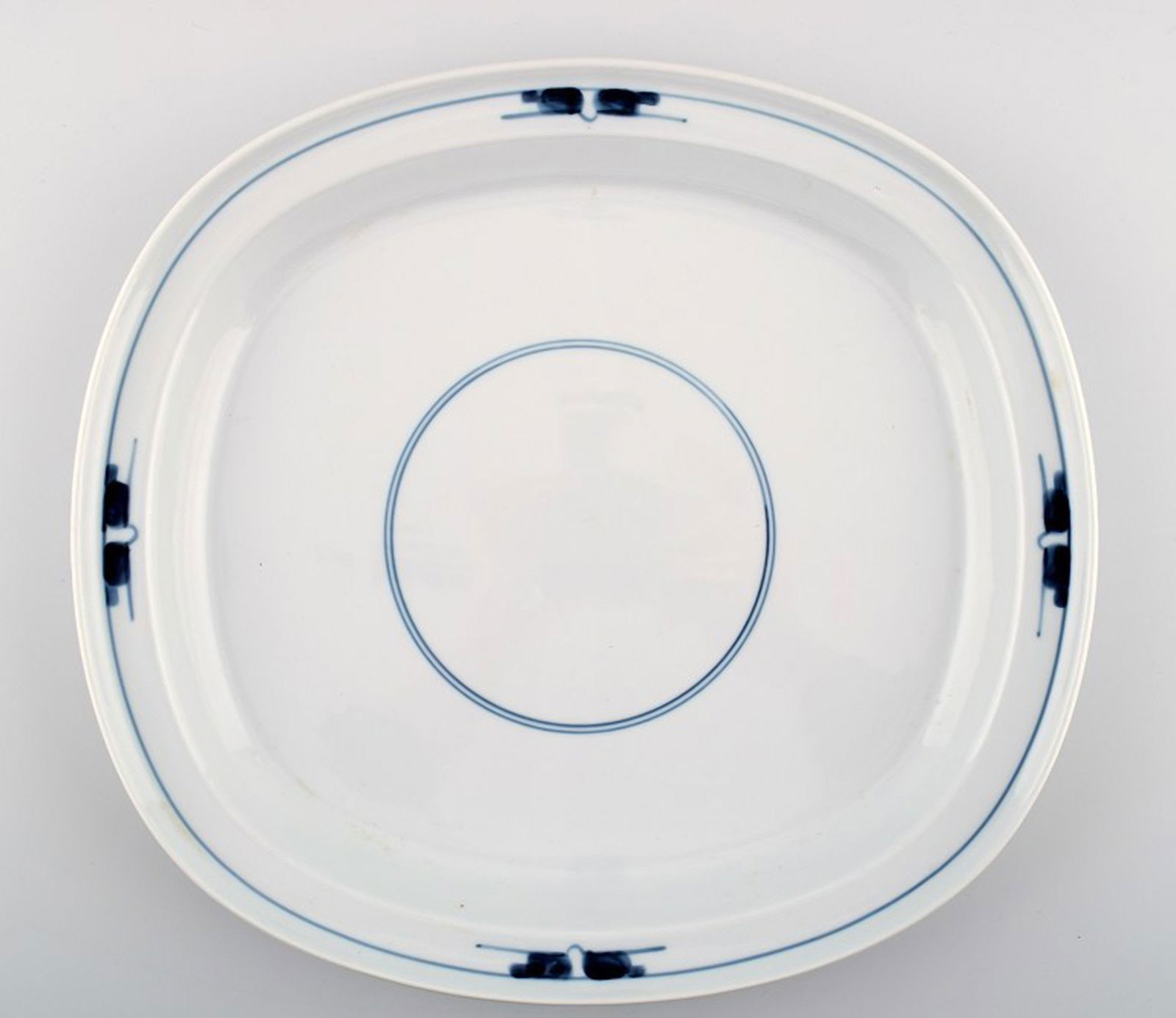 Royal Copenhagen Gemina, large dish (41/14617) Gertrud Vasegaard. 2 pcs. in stock.: 2 Royal Copenhagen Gemina, large dish (41/14617) Gertrud Vasegaard 2 on stock. In good condition, second factory quality . 34.5 cm. 5.5 cm. deep. Reserve: $95.00 Shipping: Domestic: Shipping rates are