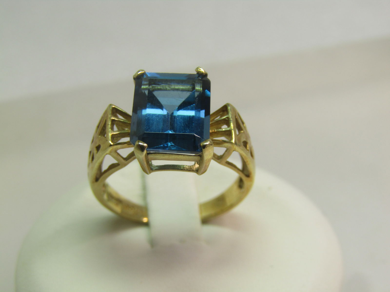 Vintage 10kt London Blue Topaz Ring, 4.25ctw, Sz. 6, Signed, 1990's, Signed XPS: Title:Vintage 10kt London Blue Topaz Ring, 4.25ctw, Sz. 6, Signed, 1990's, Signed XPS Description:Vintage 10kt London Blue Topaz Ring, 4.25ctw, Sz. 6, Signed, 1990's, 10kt yellow gold. Signed XPS. Thi