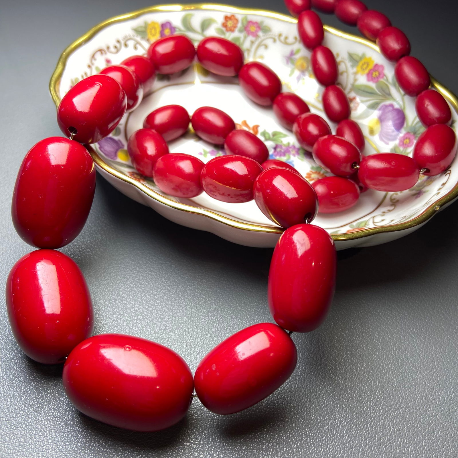 Art Deco Cherry Amber Early Plastic Antique Original "WIRE STRUNG" Faturan Graduated Bead Necklace: Title:Art Deco Cherry Amber Early Plastic Antique Original "WIRE STRUNG" Faturan Graduated Bead Necklace Description:A true embodiment of vintage luxury, this necklace features an array of meticulousl