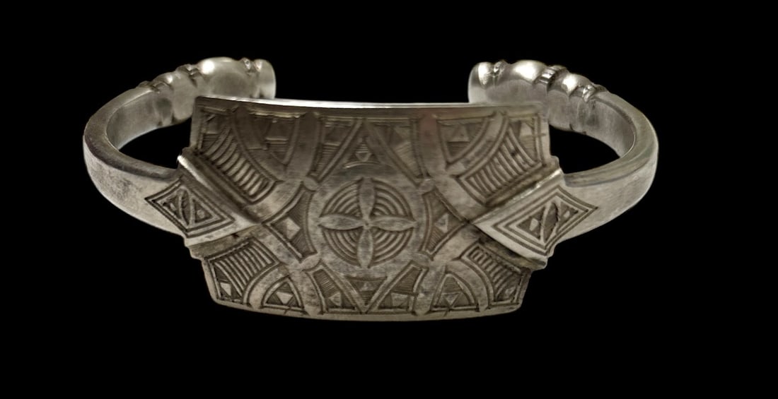 Metal cuff bracelet: Title:Metal cuff bracelet Description:Interesting cuff bracelet - nice and sturdy in good condition Reserve: $10.00 Shipping: Domestic: Flat-rate of $10.00 to anywhere within the contiguous U.S. Inter