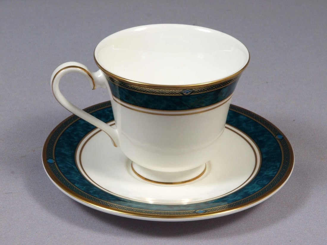 ROYAL DOULTON BILTMORE Coffee Tea cup Saucer Set England H5189: This is a gorgeous Bone china set of Coffee/Teacup and a Saucer. The set is from the Biltmore (H5189) pattern by Royal Doulton, Made in England. This pattern has been discontinued, it was originally m