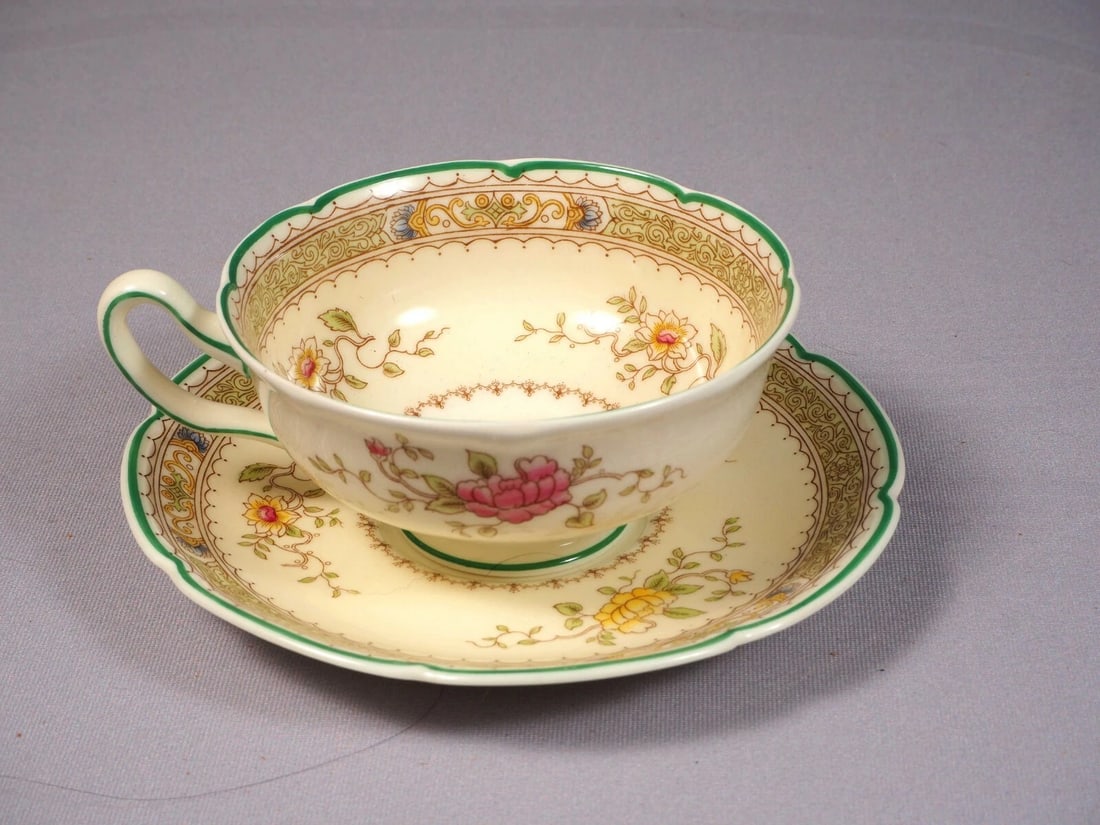 ROYAL DOULTON Lillian Tea Coffee cup Saucer Set V1022 hand painted: This is a gorgeous LARGE Vintage set of one Coffee/Tea cup and Saucer in Lillian Pattern by Royal Doulton. The set is vintage and very hard to find. It is made in England. This pattern has been discon