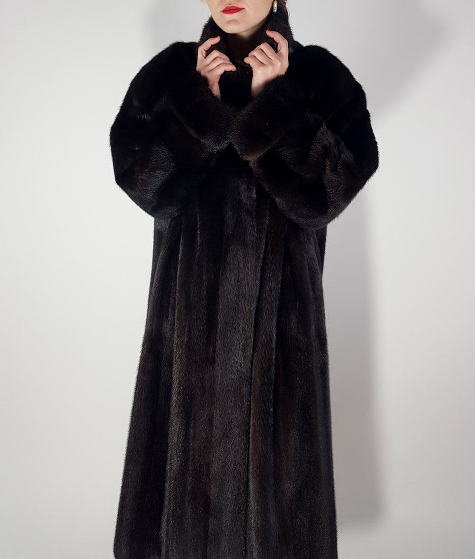 LONG MAHOGANY MINK FUR COAT EU: XL ; US: 24: Title: LONG MAHOGANY MINK FUR COAT EU: XL ; US: 24Dimension: Approximate size- EU: XL; US: 24 : Important details: Length: 130cm/51.18in -Shoulders width:50cm/19.69in -Sleeve Length:70cm/27.56in -Bust