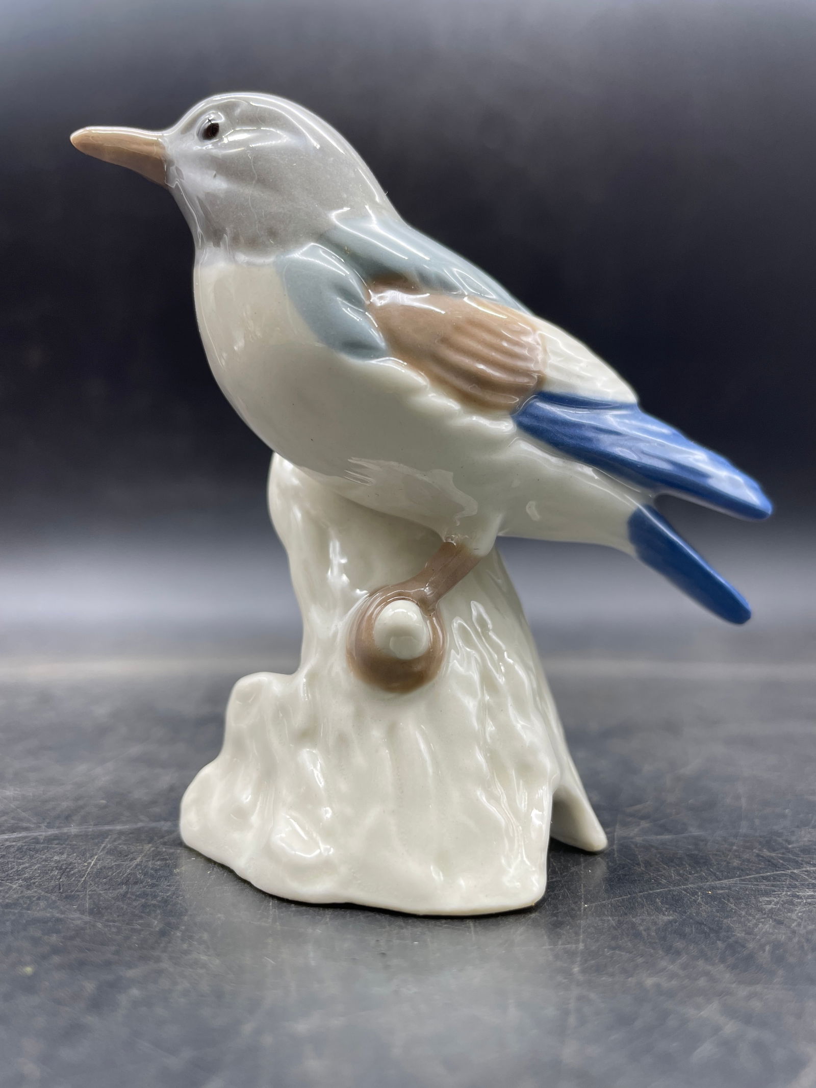 Vintage Goebel Figurine Bird Perched on a Tree Stump: Title: Vintage Goebel Figurine Bird Perched on a Tree Stump Date/Period: unknown Dimension: Approx. 3" tall Material: porcelain ceramic Additional Information: Vintage Goebel Figurine Bird Perched on
