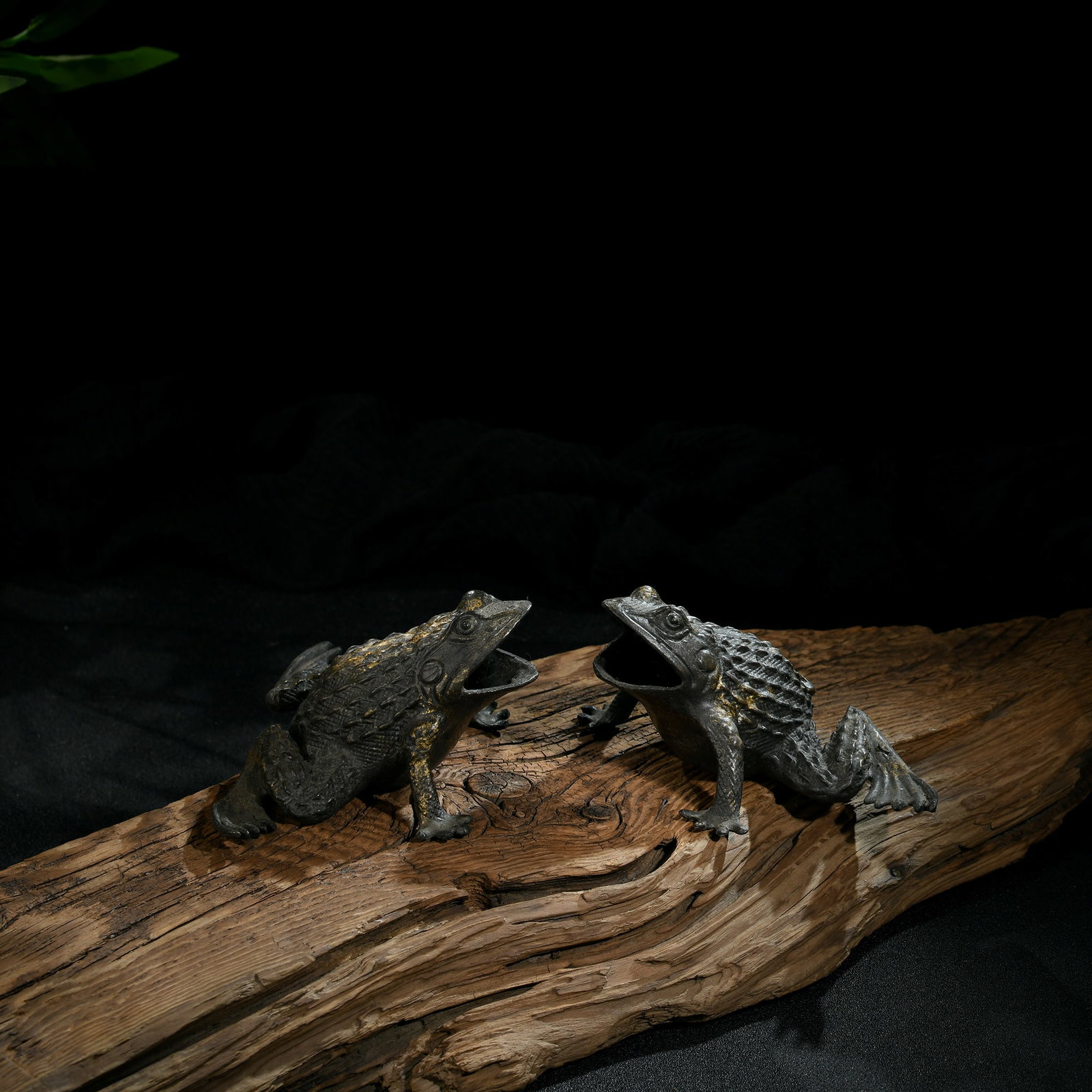 A pair of Japanese Showa-era bronze frog sculptures: Title:A pair of Japanese Showa-era bronze frog sculptures Origin:Asian private collection Date/Period:20th Materials: Description:Size: about 7x12x17cm. Exquisite Japanese handmade sculpture art, priv