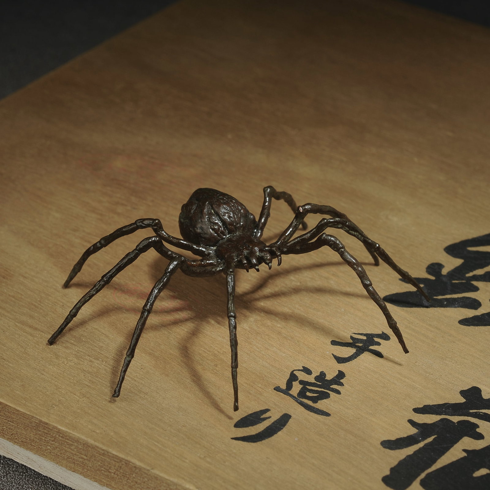 Japanese Showa Period Bronze Animal Sculpture - Spider: Title:Japanese Showa Period Bronze Animal Sculpture - Spider Origin:Asian private collection Date/Period:20th Materials: Description:Size: about 8x6x3 cm, Beautiful Japanese handmade bronze animal scu