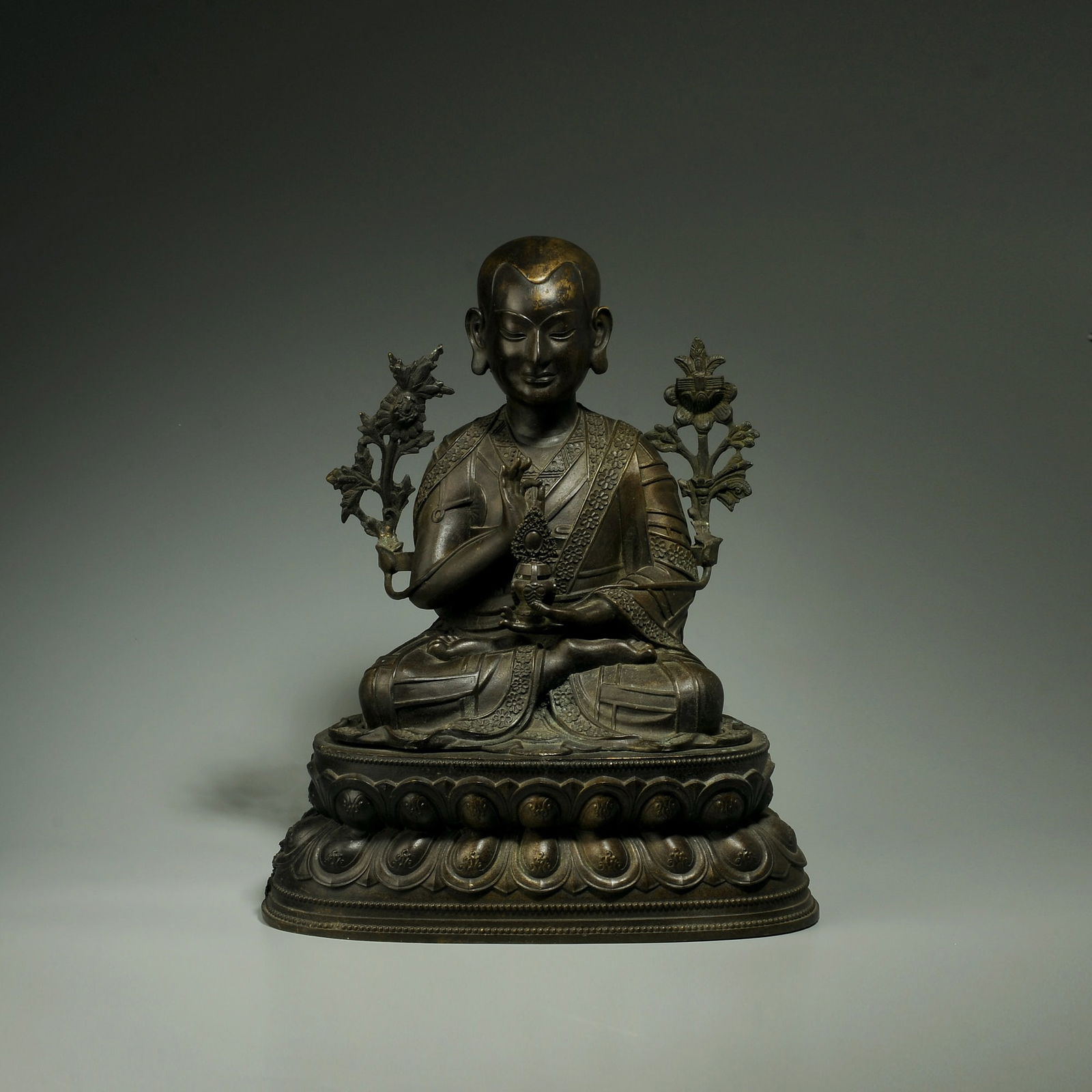 Huge Tibetan Antique Bronze buddha statue-Zonkeba: Title:Huge Tibetan Antique Bronze buddha statue-Zonkeba Origin:Asian private collection Date/Period:20th Materials: Description:Size: about 41x25x18cm, Early 20th Century Bronze buddha statue, Tibetan